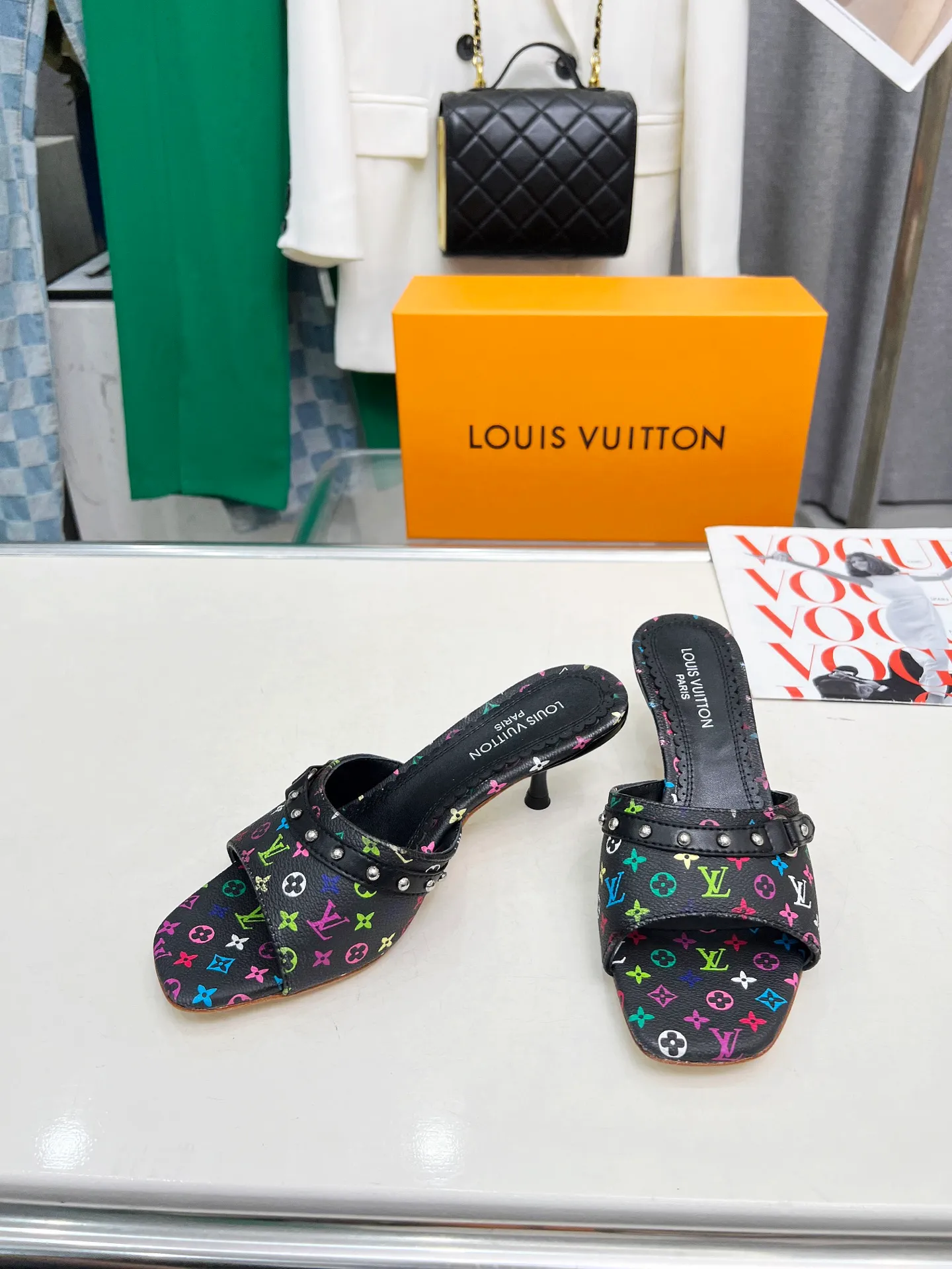 👟👟Ex-factory price 440👟👟 LV new denim kitten heel slippers 2025 summer must-have for goddesses, original replica, super comfortable on the feet. Show off the queen's temperament, the heel height is 5.5CM, which shows your temperament without being tiring. Standard code: 35-42 (41 and 42 codes are customized, non-returnable and non-exchangeable)